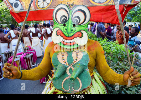 Verschiedene traditionelle Ritual Form des Gottesdienstes Theyyam Kunst Performing Artist in Kerala Indien während Onam Festival Stockfoto