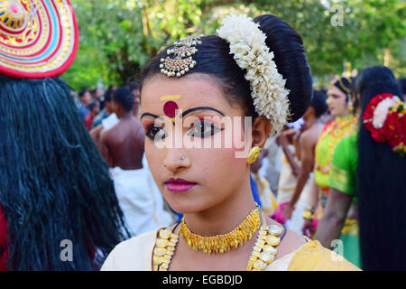 Mädchen mit traditionellem Tanzkostüm am Onam Festival Prozession in Kerala Indien Stockfoto