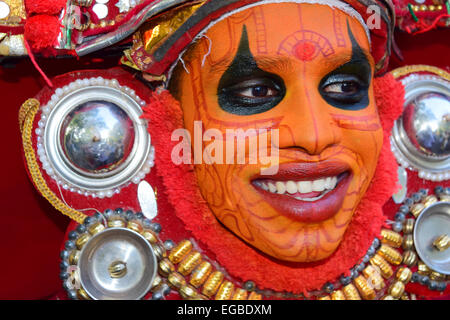 Gesicht malen Laughing Man darstellende Theyyam Kunstform in Kerala Indien Stockfoto
