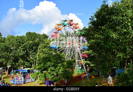 Fahrgeschäften und Riesenrad während Onam Messe in Trivandrum Ajanta Palast Boden Kerala Indien Stockfoto