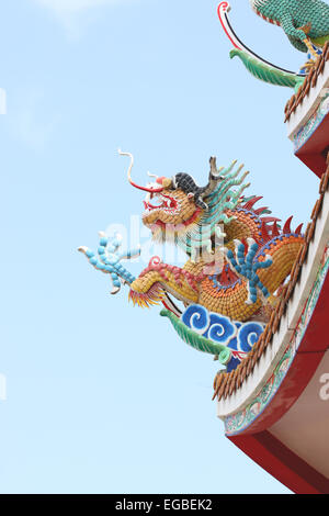 Drachen Skulptur im chinesischen Tempel, Thailand. Stockfoto