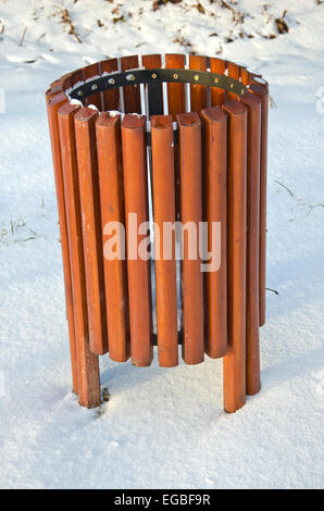 neue Mülleimer Holzkiste auf Schnee im Winter park Stockfoto