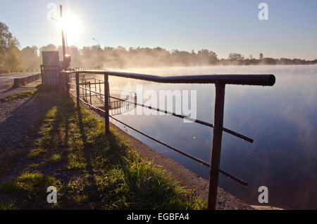 schönen guten Morgen See Landschaft mit dam Zaun und Nebel Stockfoto