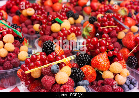 Beeren für den Verkauf als Snack in einem Straßenmarkt in der Prager Altstadt. Stockfoto