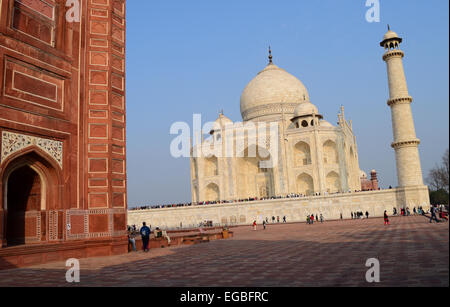 Typische Slanting Ansicht des Taj Mahal vom nahe gelegenen Moschee-Eingang Stockfoto