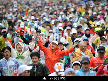 Tokio, Japan. 22. Februar 2015. Marathon-Läufer starten aus dem Tokyo metropolitan Regierungsgebäude während der Tokyo Marathon 2015 in Tokio, 22. Februar 2015. Etwa 36.000 Personen nahmen an diesem jährlichen Sport-Event. © Stringer/Xinhua/Alamy Live-Nachrichten Stockfoto