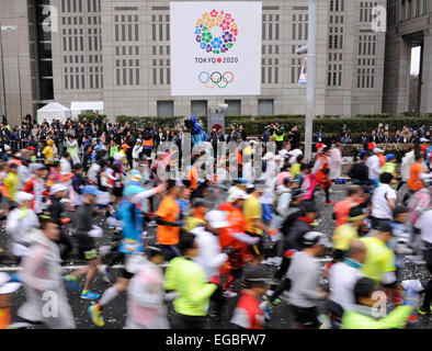 Tokio, Japan. 22. Februar 2015. Marathon-Läufer starten aus dem Tokyo metropolitan Regierungsgebäude während der Tokyo Marathon 2015 in Tokio, 22. Februar 2015. Etwa 36.000 Personen nahmen an diesem jährlichen Sport-Event. © Stringer/Xinhua/Alamy Live-Nachrichten Stockfoto