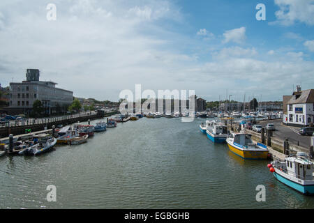 Weymouth Hafen (oder der Alte Hafen) ist ein malerischer Hafen an der Küstenort Weymouth in Dorset, Südengland. 17. jahrhundert Waterfront Stockfoto