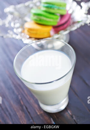 Milch im Glas und Farbe Makronen Stockfoto