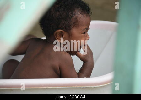 Solevu Dorf, Malolo-Inseln, Fidschi-Inseln. 3. Februar 2015. Ein Baby schreit beim Baden in eine kleine Plastikwanne außerhalb überlassen. Regenwasser in Brunnen werden verwendet, um zu Baden. Die Dorfbewohner von Solevu befindet sich in der Malolo Islands Resort Kette leben weit weg von einem verschwenderischen Lebensstil nach der Rückkehr von ihrer Schicht an eines der High-End-Resorts. © Mark Samala/ZUMA Wire/ZUMAPRESS.com/Alamy Live-Nachrichten Stockfoto