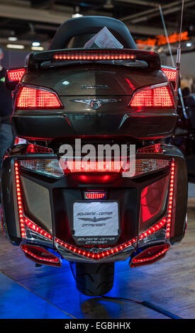 Zürich, Schweiz. 20. Februar 2015. Eine Honda Gold Wing in Flammen mit Licht am "Swiss-Moto" Motorrad show in Zürich. Bildnachweis: Thamerpic/Alamy Live-Nachrichten Stockfoto