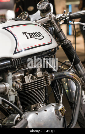 Zürich, Schweiz. 20. Februar 2015. Klassischer Cafe Racer wurde in der "Swiss-Moto" Motorrad Ausstellung in Zürich: eine seltene britischen 'Triton' (= Triumph Motor, Norton Chassis) Credit: Thamerpic/Alamy Live-Nachrichten Stockfoto