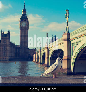 ein Blick auf den Big Ben, die Themse und die Westminster Bridge, mit einem Filtereffekt Stockfoto