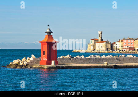 Bunte Architekturdetails im Hafen von Piran, Istrien Stockfoto