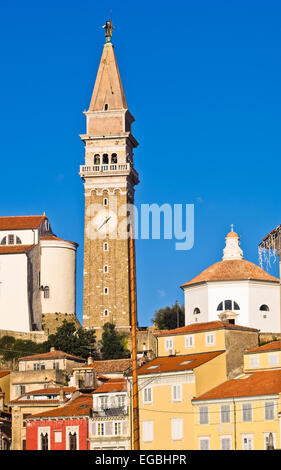 Glockenturm und bunten Gebäude am Tartini-Platz in Piran, Istrien Stockfoto