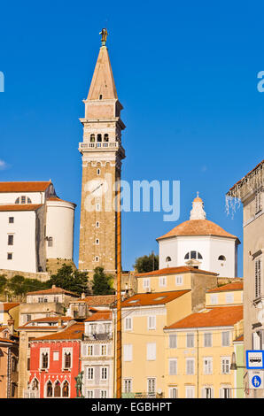 Glockenturm und bunten Gebäude am Tartini-Platz in Piran, Istrien Stockfoto