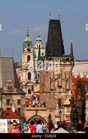 Touristen auf der Karlsbrücke an einem sonnigen Tag.  St.-Nikolaus-Kirche ist im Hintergrund.  Blick auf Mala Strana. Stockfoto