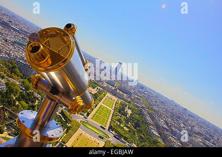 Blick vom Eiffelturm in Richtung Champs de Mars und Tour Montparnasse. Stockfoto