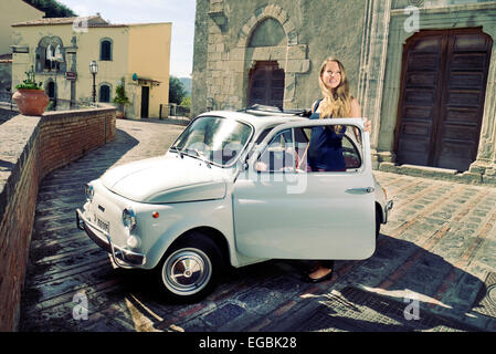 1972-Fiat 500-Klassiker in Savoca Sizilien Stockfoto