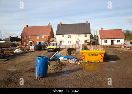 Baustelle neue Häuser gebaut in dem Dorf Sutton, Suffolk, England, UK Stockfoto