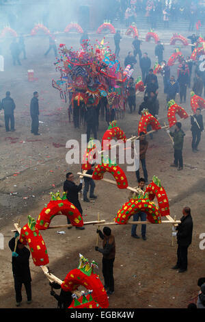 Jiujiang, Chinas Jiangxi Provinz. 22. Februar 2015. Dorfbewohner tragen Bänke, wie sie an eine Laterne Drachentanz in Maowan Dorf von Madang-Township in Pengze County, Osten Chinas Jiangxi Provinz, 22. Februar 2015 teilnehmen. Dorfbewohner hier durchgeführt 115 Bänke bilden eine Drachen Laterne um für Glück zu beten. © Shen Junfeng/Xinhua/Alamy Live-Nachrichten Stockfoto