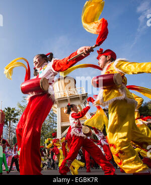 Los Angeles, USA. 21. Februar 2015. Mitglieder des Ansai Taille Trommel und Luochuan Yangko Danceteams aus China führen bei Disneyland, Los Angeles, Kalifornien, USA, auf 21. Februar 2015, zum chinesischen Neujahrsfest zu feiern. © Zhao Hanrong/Xinhua/Alamy Live-Nachrichten Stockfoto
