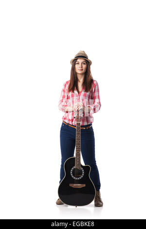 Schöne Mädchen mit Gitarre auf weißem Hintergrund Stockfoto