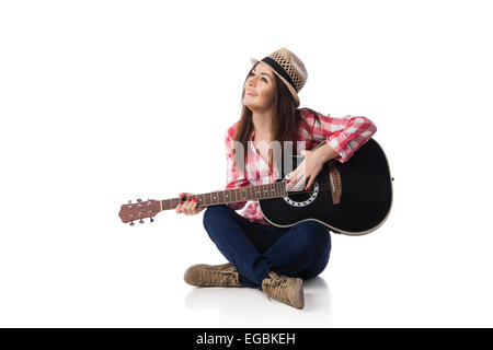 Frau Musiker mit Gitarre am Boden. Stockfoto