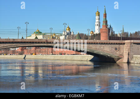 Sehenswürdigkeiten von Moskau, klaren Februar Morgen fotografiert. Moskvoretsky Brücke vor dem Moskauer Kreml. Stockfoto