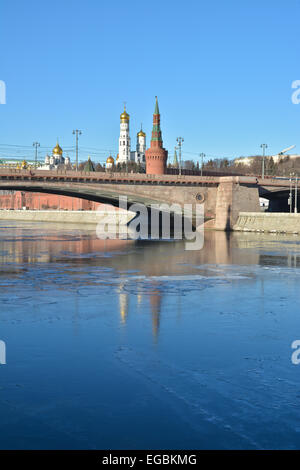 Sehenswürdigkeiten von Moskau, klaren Februar Morgen fotografiert. Moskvoretsky Brücke vor dem Moskauer Kreml. Stockfoto