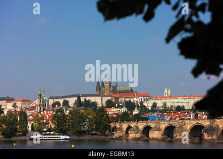 Prager Mala Strana Viertel zeigt Karlsbrücke, Prager Burg und St. Vitus Cathedral. Stockfoto