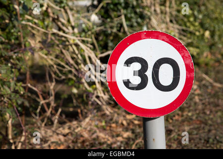 Nahaufnahme von dreißig Meilen pro Stunde Höchstgeschwindigkeit Zeichen, UK Stockfoto