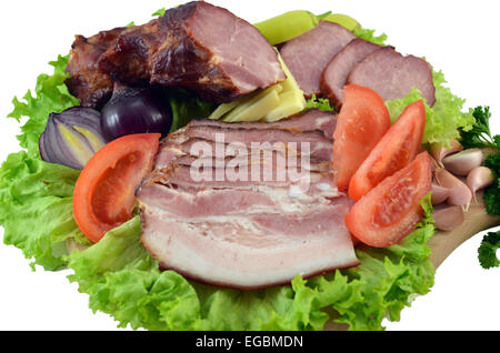 Schinken und Schinken mit Salat und Gemüse isoliert auf weißem Hintergrund Stockfoto