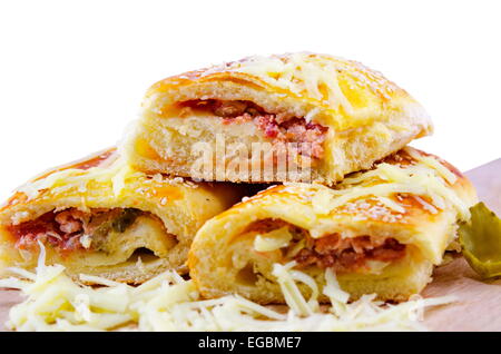 Pancerotte in zwei Hälften auf einem Holzbrett mit viel geriebenem Käse geschnitten. Stockfoto