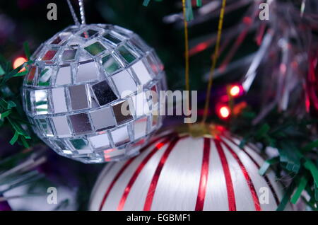 Weihnachten-Discokugel auf einer Tanne Stockfoto