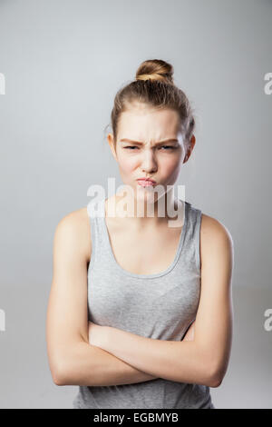 Closeup Portrait, Pangry, mürrisch, skeptisch, junge Frau Stockfoto