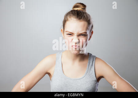 Closeup Portrait, Pangry, mürrisch, skeptisch, junge Frau Stockfoto