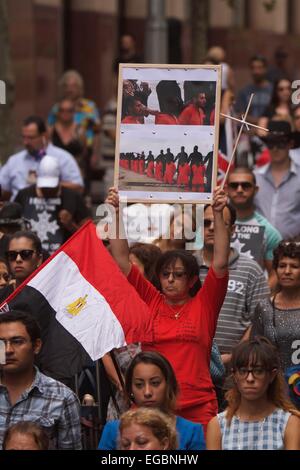 SySydney, Australien. 22. Februar 2015. Demonstranten versammelten sich in Martin Place, Sydney, die 21 ägyptischen koptischen Christen durch die ISIS-Totenkult (Daesh) in Libyen enthauptet zu Ehren. Bildnachweis: Richard Milnes/Alamy Live-Nachrichten Stockfoto