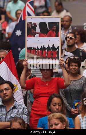 SySydney, Australien. 22. Februar 2015. Demonstranten versammelten sich in Martin Place, Sydney, die 21 ägyptischen koptischen Christen durch die ISIS-Totenkult (Daesh) in Libyen enthauptet zu Ehren. Bildnachweis: Richard Milnes/Alamy Live-Nachrichten Stockfoto