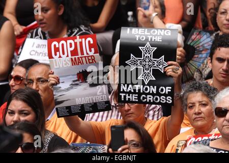 SySydney, Australien. 22. Februar 2015. Demonstranten versammelten sich in Martin Place, Sydney, die 21 ägyptischen koptischen Christen durch die ISIS-Totenkult (Daesh) in Libyen enthauptet zu Ehren. Bildnachweis: Richard Milnes/Alamy Live-Nachrichten Stockfoto