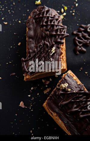 exquisite Creme Dessert Eclair mit Schokolade bestreut Stockfoto