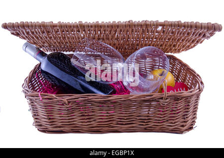 Flasche Wein und Gläser in einem Picknick-Box, isoliert auf weiss Stockfoto