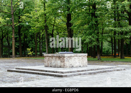 Ewige Flamme am Bralu Kapi (Gebrüder Friedhof), Soldatenfriedhof, Riga, Lettland Stockfoto