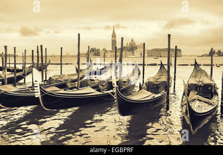 Gondeln in der Nähe von Markusplatz in Venedig, Italien. Schwarz / weiß getönten Bild Stockfoto