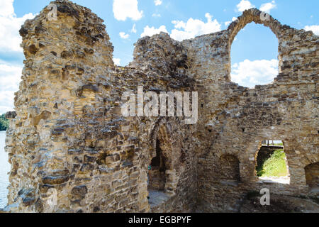 Ruinen der Burg von Koknese am Fluss Daugava, Lettland Stockfoto