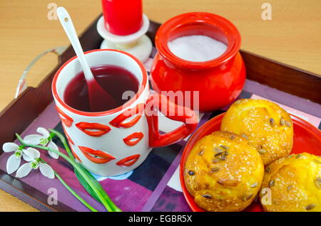 Lippe gemusterten Tee Becher und Maisbrot auf einem Tablett Stockfoto