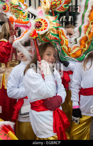 London, UK. 22. Februar 2015. Kostümierte Darsteller machen Sie sich bereit für die chinesische neues Jahr-Parade entlang der Charing Cross Road und Chinatown, die traditionell das chinesische Neujahr feiern in London beginnt. Dieses Jahr ist das Jahr des Schafes. Bildnachweis: Nick Savage/Alamy Live-Nachrichten Stockfoto