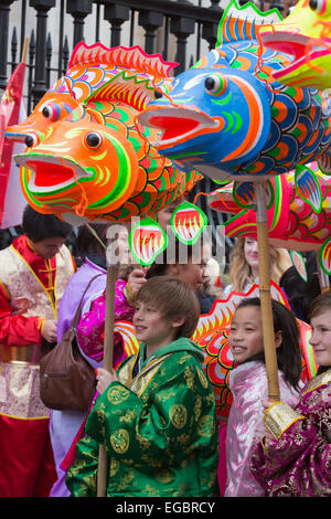 London, UK. 22. Februar 2015. Kostümierte Darsteller machen Sie sich bereit für die chinesische neues Jahr-Parade entlang der Charing Cross Road und Chinatown, die traditionell das chinesische Neujahr feiern in London beginnt. Dieses Jahr ist das Jahr des Schafes. Bildnachweis: Nick Savage/Alamy Live-Nachrichten Stockfoto