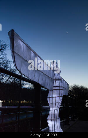 Man, Yorkshire, Großbritannien. 21. Februar 2015. Eine Papierlaterne "Angel of the North" bedeutet das Thema "Wahrzeichen" für das Moonraking-Festival. Dies ist der 30. Jahrestag der Moonraking in man. Bildnachweis: David Preston/Alamy Live-Nachrichten Stockfoto