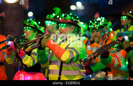 Man, Yorkshire, Großbritannien. 21. Februar 2015. Die Northern Light Street Ensemble führt der Laternenumzug auf dem Moonraking Festival. Dies ist der 30. Jahrestag der Moonraking in man. Bildnachweis: David Preston/Alamy Live-Nachrichten Stockfoto